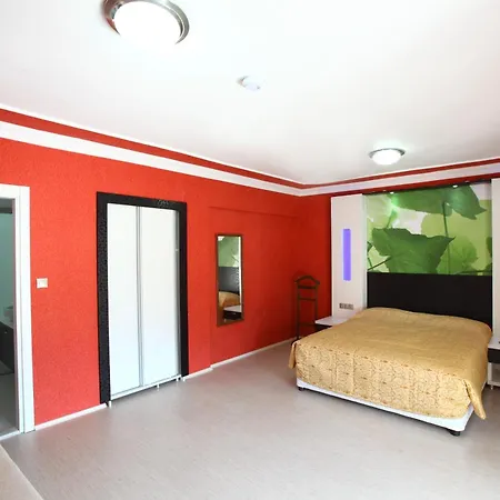 מלון Delfi & Wellness Center 3*