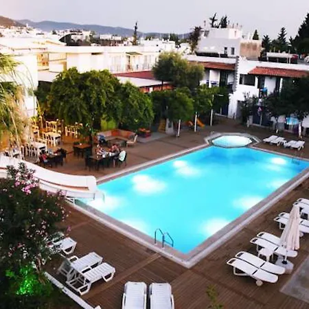 מלון Delfi & Wellness Center 3*