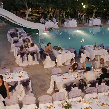מלון Delfi & Wellness Center 3*
