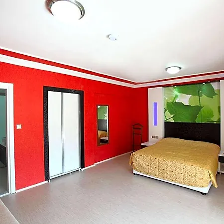 מלון Delfi & Wellness Center 3*